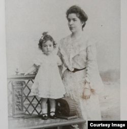 Полина Ильинична Вербловская с дочерью Натальей, 1903 год