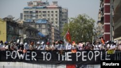 Transparent "Moć ljudima" na protestu u Jangonu, Mjanmar (22. februar)