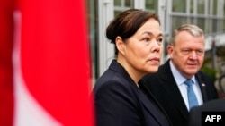 Гренландия сыртқы істер министрі Вивиан Моцфельдт (сол жақта) пен Дания сыртқы істер министрі Ларс Лёкке Расмуссен Данияның Вашингтондағы елшілігінде. 14 қаңтар, 2026 жыл.