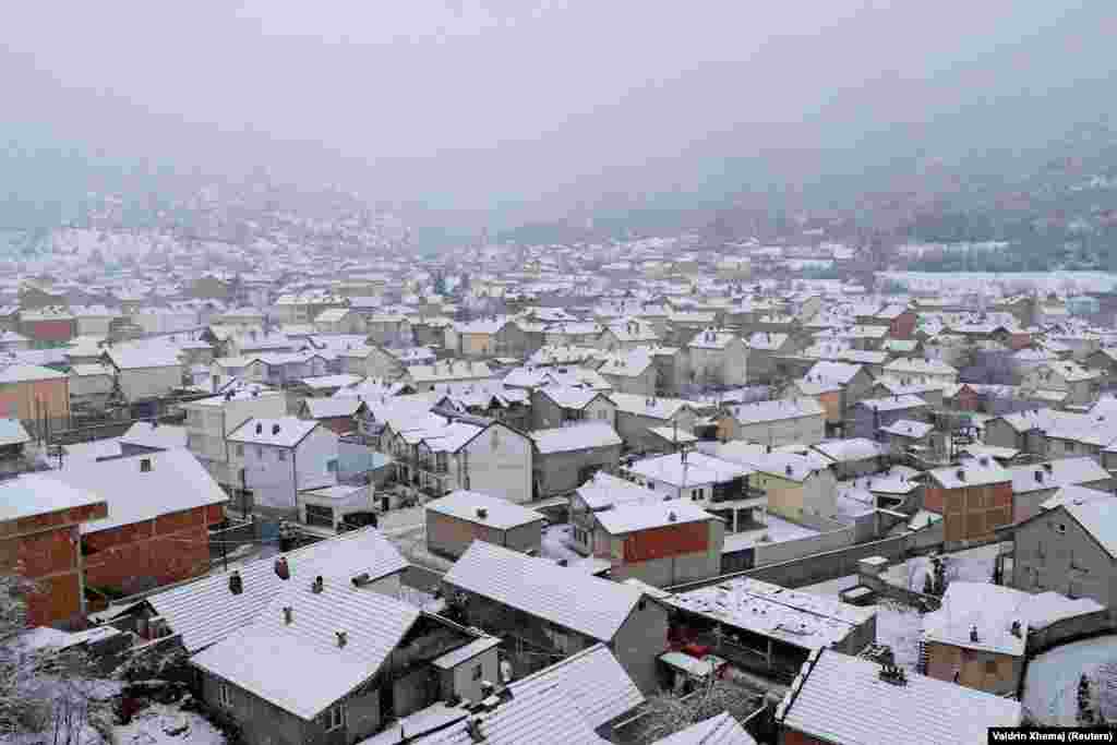 Pamje nga lart që shfaq çatitë e shtëpive të mbuluara nga bora në Zhur, Kosovë, më 25 dhjetor 2024.