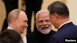 Rusiya prezidenti Vladimir Putin Şanxay Əməkdaşlıq Təşkilatının (ŞƏT) Tiancin sammiti öncəsi Hindistan baş naziri Narendra Modi və Çin lideri Si Cinpinlə danışır.