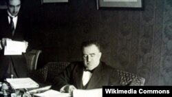 Əlimərdan bəy Topçubaşov (sağda)