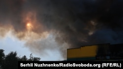 Пожежа на складських приміщеннях, яка спалахнула через російський обстріл ракетами. Бучанський район, 1 серпня 2026 року