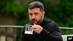 În ultimele zile, președintele Zelenski, părând mai obosit și mai îngrijorat ca de obicei, a avut un mesaj pentru liderii occidentali: „Nu-l credeți pe Putin, blufează”.