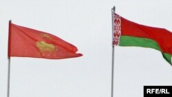 Два сьцягі над Гарадзенскім аблвыканкамам.