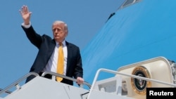 Президент США Дональд Трамп поднимается на борт самолета Air Force One, чтобы улететь в Китай. Авиабаза ВВС США Эндрюс, штат Мэриленд, 12 мая 2026 года
