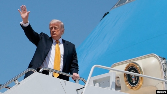 Президент США Дональд Трамп поднимается на борт самолета Air Force One, чтобы улететь в Китай. Авиабаза ВВС США Эндрюс, штат Мэриленд, 12 мая 2026 года