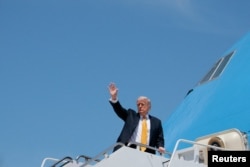 Дональд Трамп сідає в літак перед вильотом до Пекіна. 12 травня 2026 року