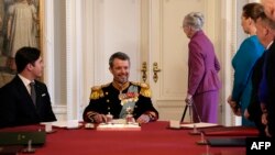 Nakon potpisivanja deklaracije o abdikaciji kraljica Margrethe II od Danske prepušta mjesto na čelu stola svom sinu, kralju Frederiku X od Danske tokom sastanka Državnog vijeća u zamku Christiansborg u Kopenhagenu, Danska, 14. januara 2024.