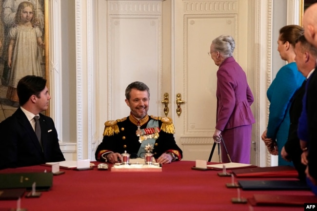 Mbretëresha Margrethe II e Danimarkës duke u larguar nga tavolina pasi e nënshkroi dorëheqjen nga froni, për t'ia lënë djalit të vet, Mbretit Frederik X, udhëheqjen e monarkisë.