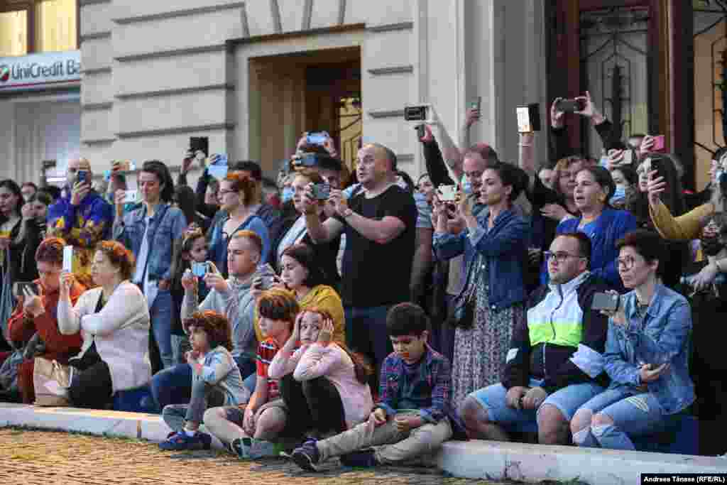 Mai multe persoane urmăresc concertul susținut de Grupul psaltic TRONOS al Catedralei Patriarhale, în fața Bibliotecii Centrale Universitare &bdquo;Carol I&rdquo;.&nbsp;