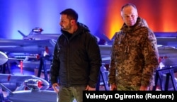 Президент України Володимир Зеленський і головнокомандувач ЗСУ Олександр Сирський (праворуч) на виставці українських безпілотників-ракет «Пекло» у День Збройних сил України. Київ, 6 грудня 2024 року