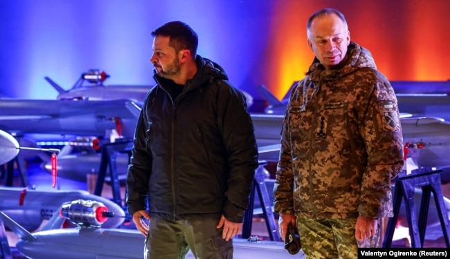 Президент України Володимир Зеленський і головнокомандувач ЗСУ Олександр Сирський на виставці українських безпілотників-ракет «Пекло» у День Збройних сил України. Київ, 6 грудня 2024 року