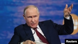 Путін сказав, що потрібно звертатися не до авторів листа, а до російських військових. Він звернувся до них зі словами «працюйте, браття»