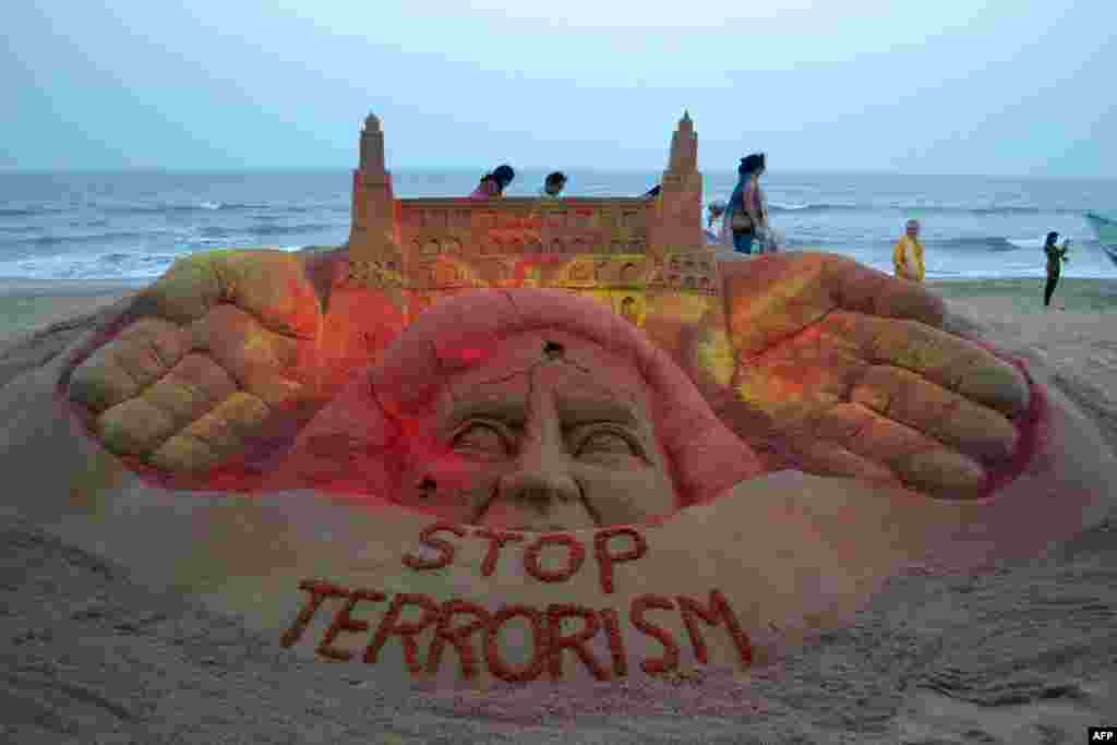 India - sculptura de nisip 'Opriți terorismul' creată de Sudersan Pattnaik pe Plaja de Aur de la Puri.