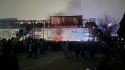 Diňle: Tramp Eýran ölüm jezalaryny togtatdy diýýär, ýöne harby hereketleriň mümkindigini inkär etmeýär