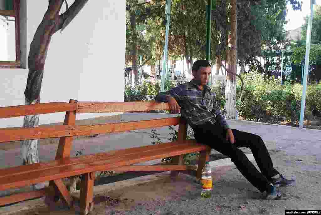 Dynç alyp oturan bir adam