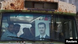 Ljudi se voze autobusom do birališta kako bi glasali na predsjedničkm izborima u Damasku, Sirija 26. maj 2021.