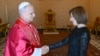 Papa Leo XIV dând mâna cu Maia Sandu, într-o fotografie de la serviciul de presă al Vaticanului. 
