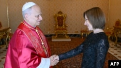Papa Leo XIV dând mâna cu Maia Sandu, într-o fotografie de la serviciul de presă al Vaticanului. 