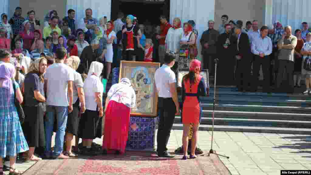 Preoți și enoriași în scuarul Catedralei Metropolitane