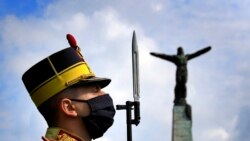 Маска таққан Румыния сарбазы.