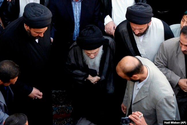 محمدسعید حکیم در حلقه هوادارانش در مراسم تشییع عبدالعزیز حکیم در شهریور ۸۸