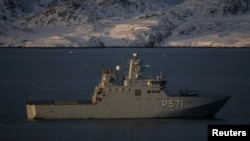 Nava de patrulare a armatei daneze, P572 HDMS Lauge Koch, în apropierea vechiului port din Nuuk, Groenlanda, la 15 ianuarie 2026