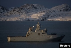 Данське військове патрульне судно P572 HDMS Lauge Koch пливе поблизу старої гавані Нуука, Гренландія, 15 січня 2026 року