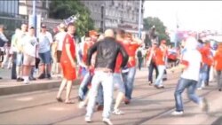 Тепачка меѓу руски и полски навивачи во Варшава