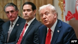 Donald Trump, Doug Burgum(krajnje lijevo) i državni sekretar Marc Rubio 