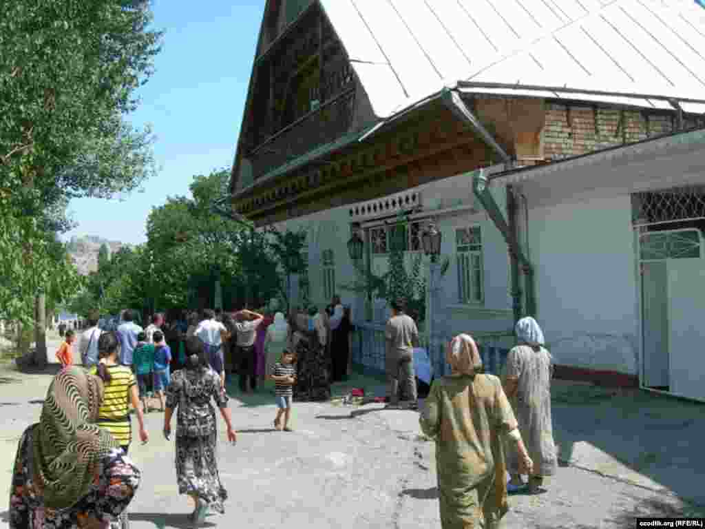 Ўшлик Ҳикматулло ҳожининг уйида "зачистка" ўтказилмоқда.