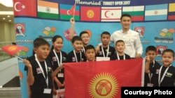 Стамбулдагы олимпиаданын катышуучулары.