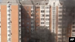 Plamen i dim na mjestu incidenta u Balashihi, blizu Moskve.