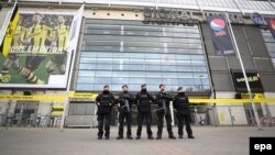 Паліцыя ахоўвае стадыён пасьля выбуху ў Дортмундзе. Ілюстрацыйнае фота
