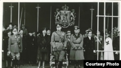 Gen.Antonescu, Regele Mihai, Regina-Mamă Elena, ambasadorul Germaniei la București, Manfred von Killiger în 1941. Killinger se va sinucide imediat la 23 august 1944, îngrozit că pierduse România.