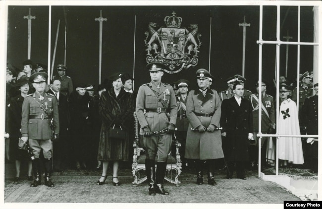 Маршал Антонеску (слева), король Михай (в центре), его мать королева Елена и представители нацистской Германии на торжественной церемонии в Бухаресте, 1941