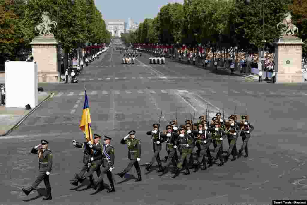 Contingentul ucrainean, ceva mai numeros, defilând pe Champs Elysees.