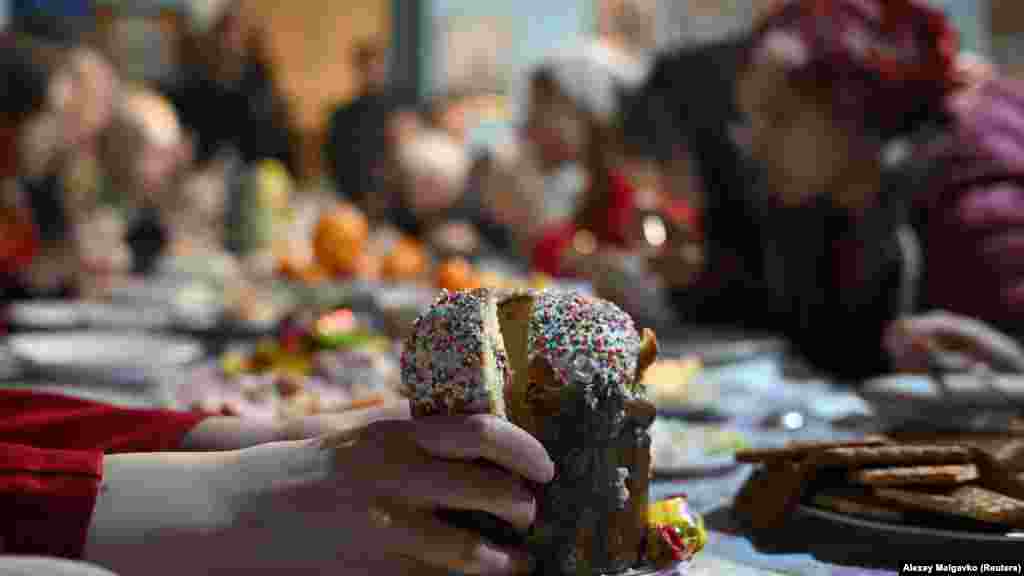 Vaskršnja hrana izložena na stolu u manastiru Porkovski u Omskoj oblasti, u Rusiji.