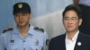 Lee Jae-yong u pratnji policije