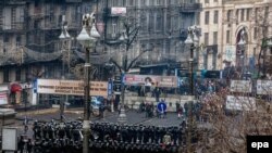 Un cordon al forțelor speciale de poliție pe str. Hrușevsky, în direcția sediului Guvernului și a Parlamentului de la Kiev. 