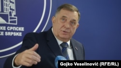 Predsednik bh. entiteta Republika Srpska (RS) Milorad Dodik je izjavio da se traži način kako da se mladići iz RS uključe u redovno služenje vojnog roka u Srbiji, što je izazvalo osudu zvaničnika u Bosni i Hercegovini. 