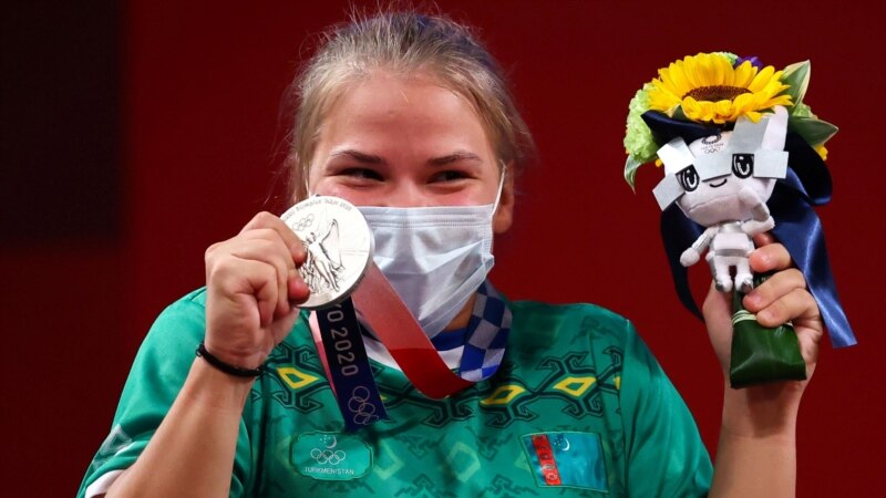 Тяжелоатлетка завоевала первую в истории Туркменистана олимпийскую медаль 
