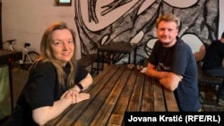 Ruska antiratna aktivistkinja i feministkinja Ekaterina Šlikova i Jegor Skovoroda, urednik nezavisnog ruskog medija Mediazona, 8. septembara 2026. u Novom Sadu
