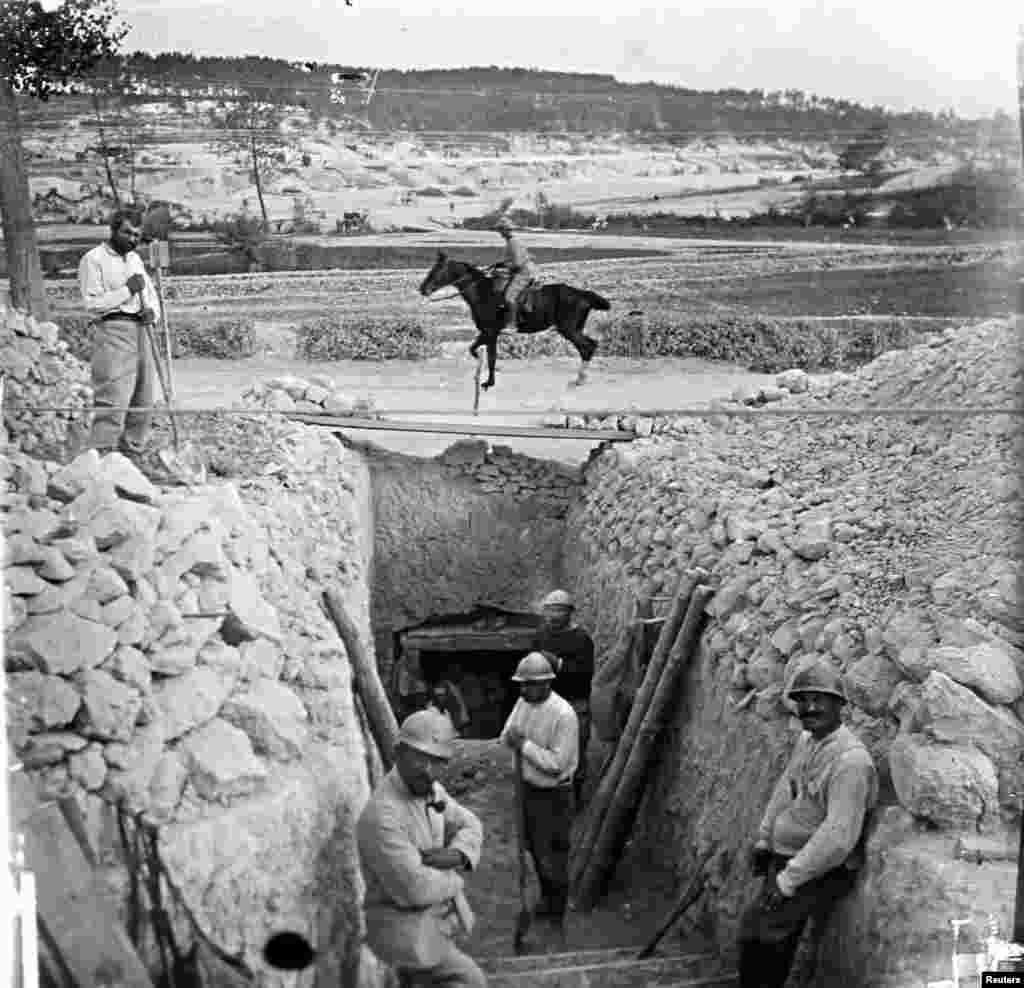 An undated photo shows French soldiers posing in a trench at Suippes on the Champagne front in eastern France. From the viscount&#39;s collection.