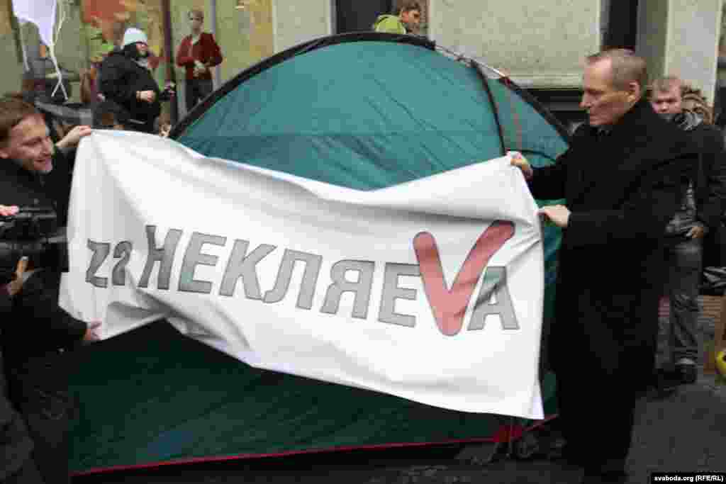 Пікет за Ўладзімера Някляева: згортваньне выбарчага намёта.