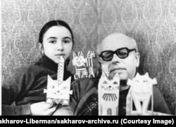 Жер аударылған диссидент Сахаров немересі Маринамен бірге қолдан жасаған ойыншықтарды көрсетіп отыр. Горький, 1981 жыл.