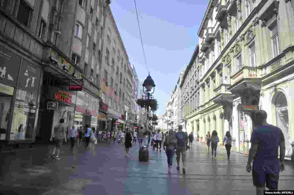 Ivan Štraus je 1983. godine dobio i I. nagrada/ex aequo za arhitektonsko-urbanističko rješenje Knez Mihailove ulice u centru Beograda.