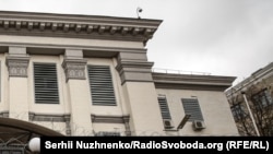 У столичному управлінні ДСНС Радіо Свобода повідомили, що до них із російського посольства за фактом можливої пожежі чи якогось іншого надзвичайного випадку не зверталися