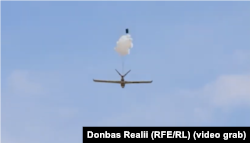 «Backfire сідає на землю за допомогою парашута»